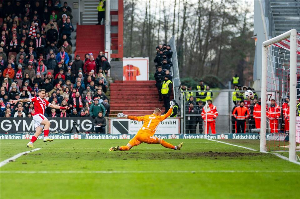 Erik Engelhardt (l) erzielt die Führung für Energie CottbusJulius Frick/dpa