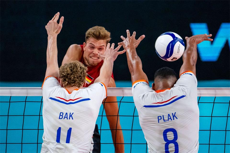 Erik Röhrs (h) spielt jetzt auf der Diagonalposition. Julius Frick/dpa