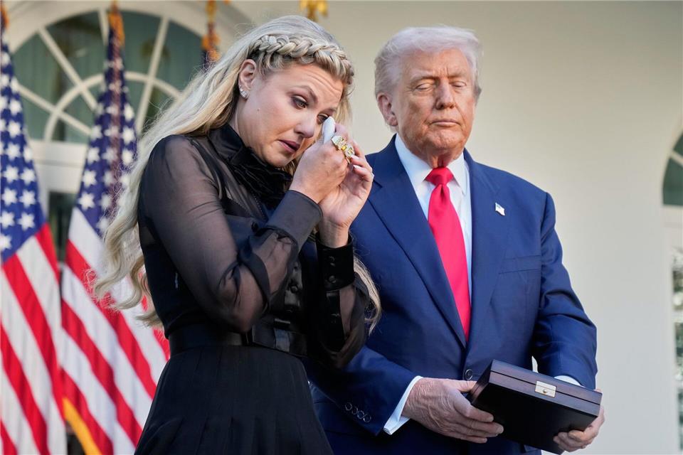 US-Regierung entzieht Deutschem Visa wegen Aussagen zu Kirk Erika Kirk nimmt die von Präsident Donald Trump posthum verliehene US-Freiheitsmedaille anstelle ihres getöteten Mannes Charlie Kirk entgegen.Mark Schiefelbein/AP/dpa