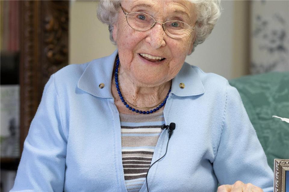 Erika Schirmer, die jetzt 100 Jahre alt wird, schreibt noch immer Gedichte und Geschichten. (Archivbild)Michael Reichel/dpa-Zentralbild/dpa