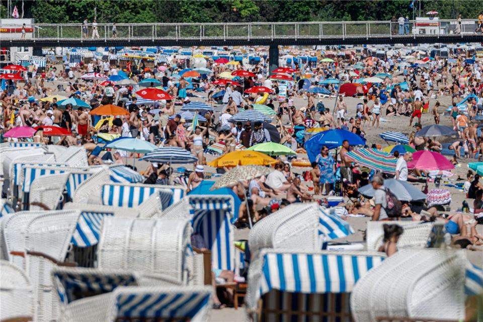 Erinnert an ein Wimmelbild: Strandbesucher am Timmendorfer Strand. Markus Scholz/dpa