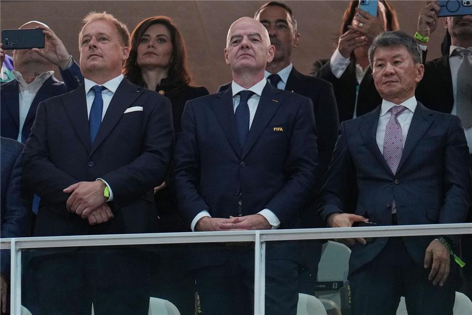 Erinnerte an die Tragödie im Wallis: FIFA-Präsident Infantino (M).Matias Delacroix/AP/dpa