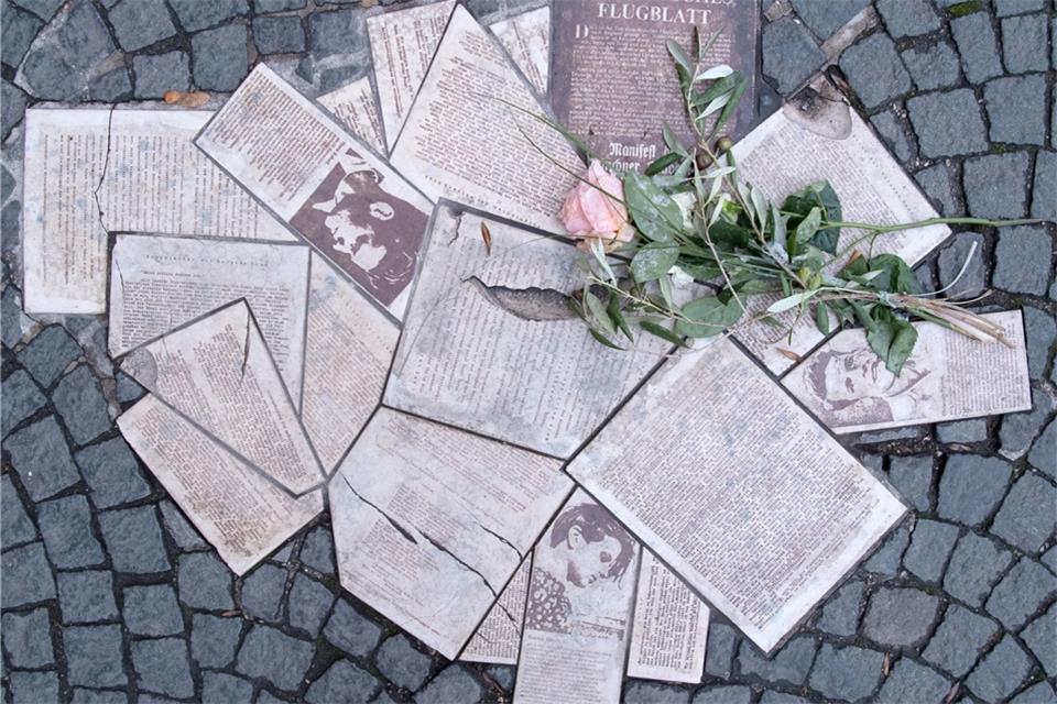Erinnerung an Sophie und Hans Scholl: Flugblätter der „Weißen Rose“ als Denkmal in den Boden eingelassen vor dem Eingang der Ludwig-Maximilians-Universität.