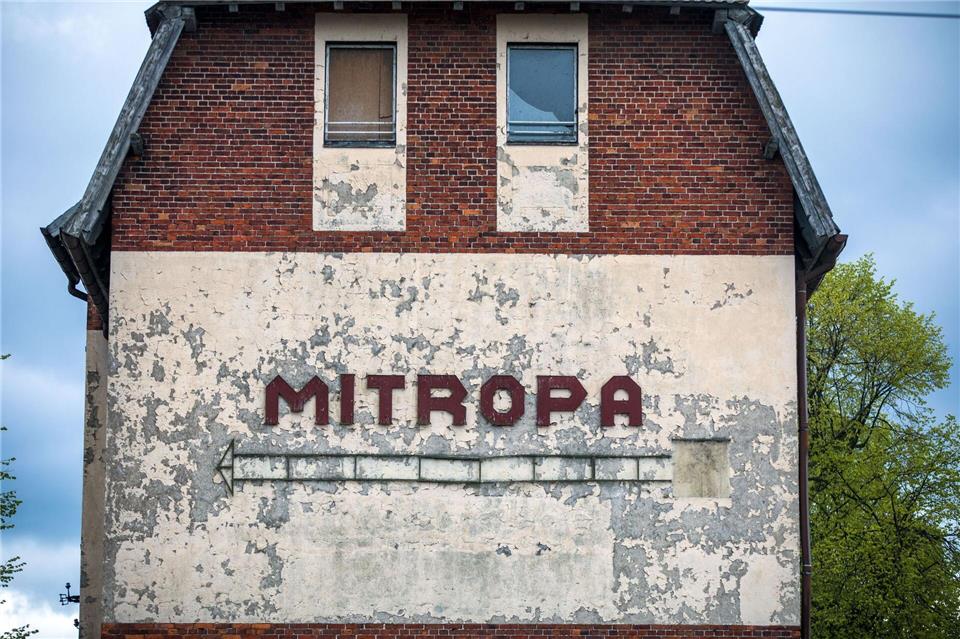Erinnerung an vergangene Zeiten: Der Schriftzug „Mitropa“ prangt an einer Bahnstrecke. (Archivbild)picture alliance / Jens Büttner/dpa-Zentralbild/ZB