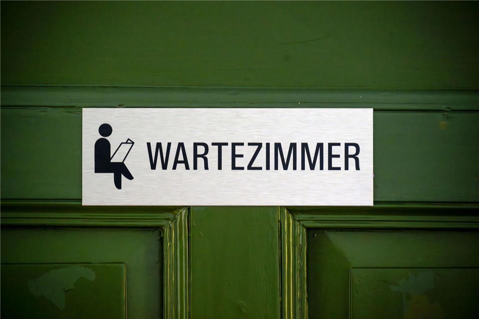 Erkältung? Magen-Darm? Ohne Telefon-Krankschreibung drohen lange Wege und volle Praxen. Ärzte warnen vor Mehrbelastung – und neuen Problemen im ländlichen Raum. (Symbolbild)Pia Bayer/dpa