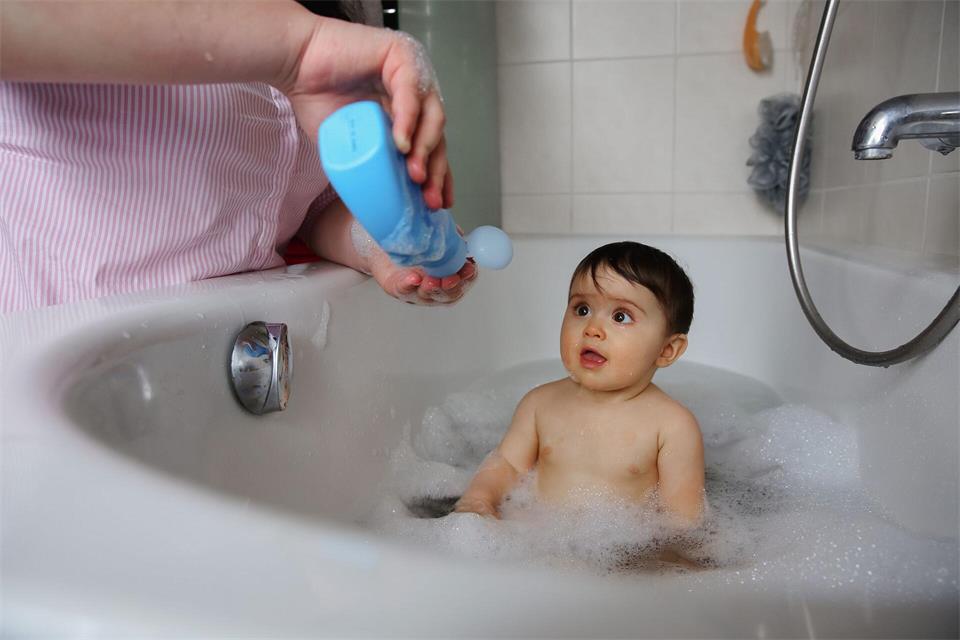 Erkältungsbäder mit bestimmten ätherischen Ölen sind für Kinder unter drei Jahren nicht empfohlen.picture alliance/dpa/dpa-tmn