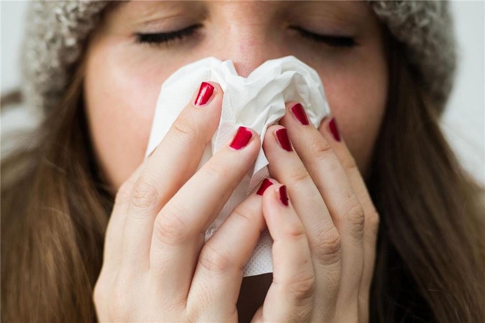 Erkältungskrankheiten machten 2025 die meisten Krankmeldungen von AOK-Versicherten in Bayern aus. (Symbolbild)Christina Sabrowsky/dpa