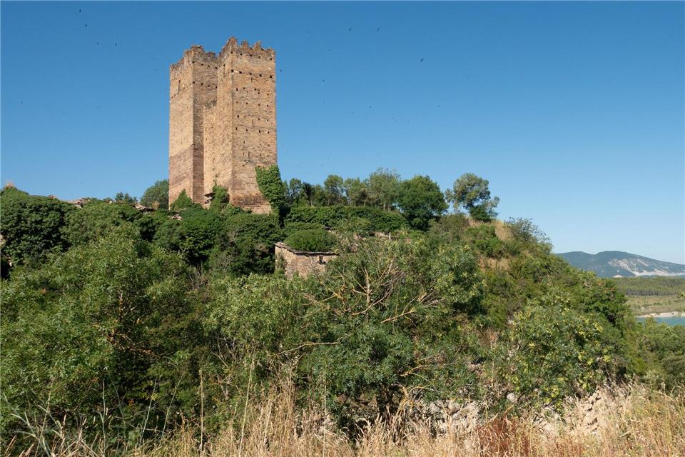 Erkennungsmerkmal für Wanderer: der Doppelturm der Burgruine von Ruesta.Andreas Drouve/dpa-tmn