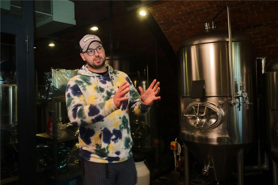 Erklärt Besuchern, wie Bier hergestellt wird: Braumeister Premysl Chmelar in der Brauerei im tschechischen Kamenice nad Lipou. Michael Heitmann/dpa-tmn