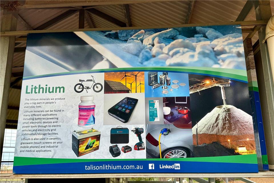 Lithium-Gigant Australien: Motor der globalen Energiewende  Erklärtafeln am Aussichtspunkt erläutern die Verwendung von Lithium.Carola Frentzen/dpa