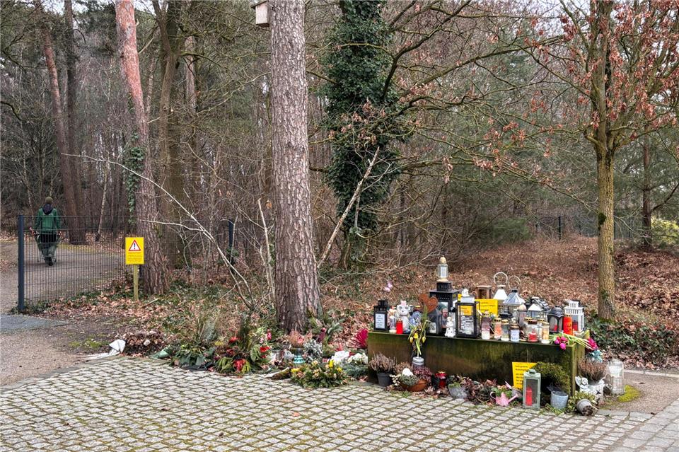 Erlaubt ist, auf dem Sandsteinblock vor dem Bestattungswald Erinnerungsstücke abzulegen. Dieser ist jedoch übervoll.