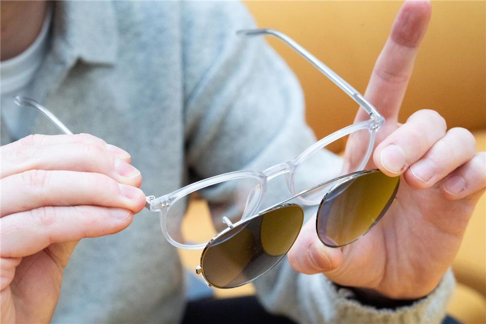 Erleben 2026 ein Comeback: Sonnenclips, die sich auf den Brillenrahmen setzen lassen.Franziska Gabbert/dpa-tmn