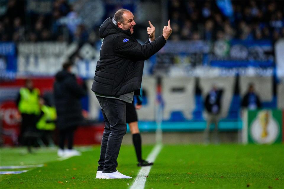 Schmidt sieht Rot: Heidenheimer Frust nach Pokal-K.o.  Erlebte einen emotionalen Pokal-Abend: Heidenheims Trainer Frank Schmidt.Tom Weller/dpa