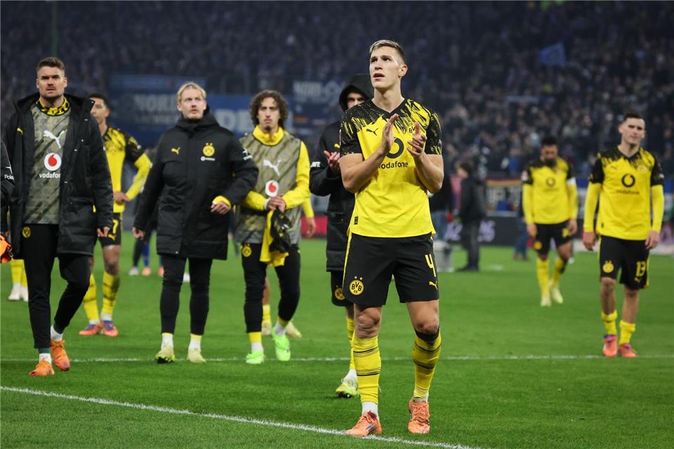 Erlebte im Spiel beim HSV einen Schreckmoment: BVB-Nationalspieler Nico Schlotterbeck (vorne, r).Christian Charisius/dpa