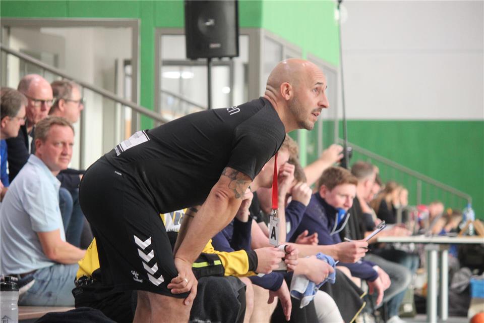 Erlebte mit den Seinen eine 21:27-Derbyniederlage in Rhede: TVB-Trainer Christian Summen.