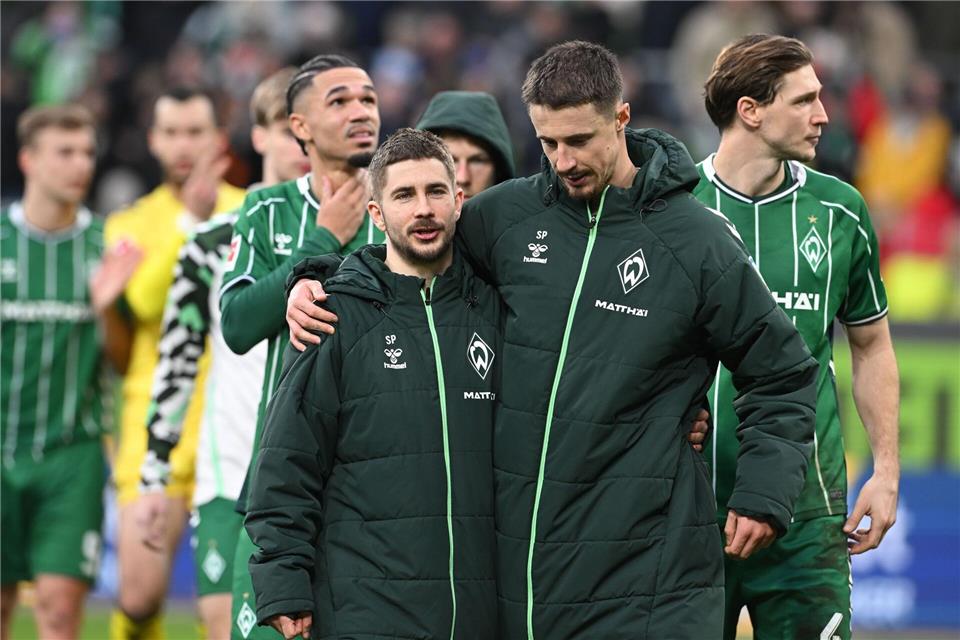 Erleichtert: Werders Romano Schmid (l) mit Landsmann und Teamkollege Marco Friedl  Carmen Jaspersen/dpa