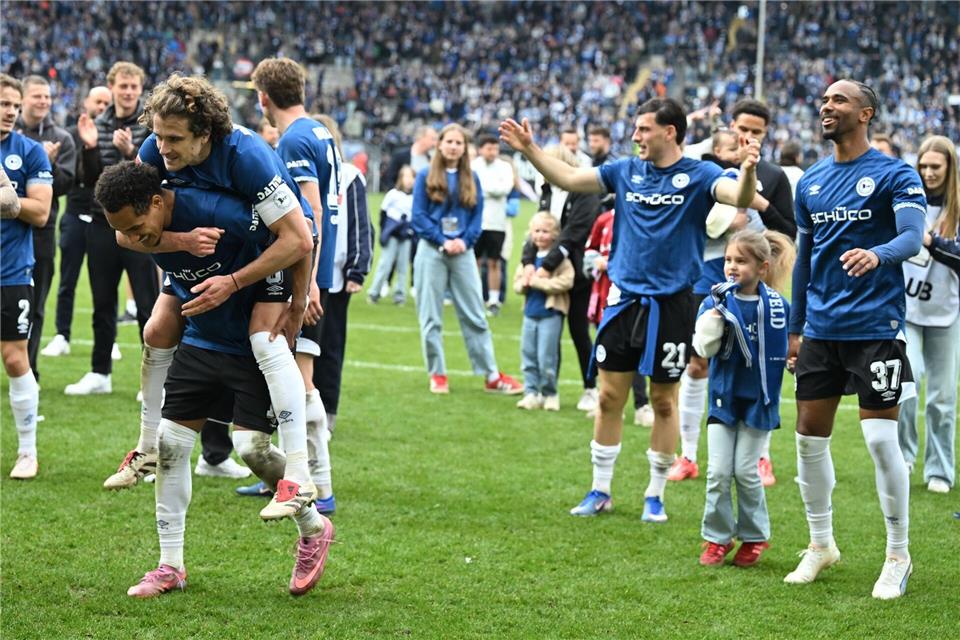 Erleichterter Bielefelder Jubel nach einem dramatischen Showdown.Carmen Jaspersen/dpa
