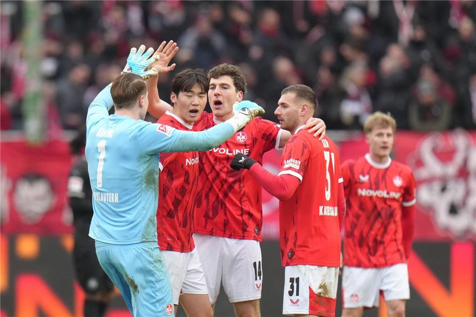 Erleichterter Jubel bei den Spielern des FCK nach dem Abpfiff.Thomas Frey/dpa