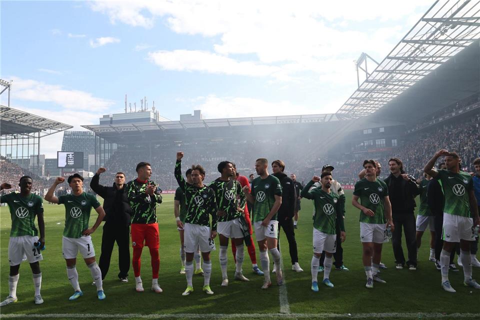 Erleichterung: Der VfL Wolfsburg ist in der Relegation.Christian Charisius/dpa