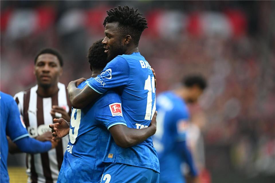 Erleichterung bei den Leverkusener Spielern nach dem Sieg beim FC St. Pauli. Carmen Jaspersen/dpa