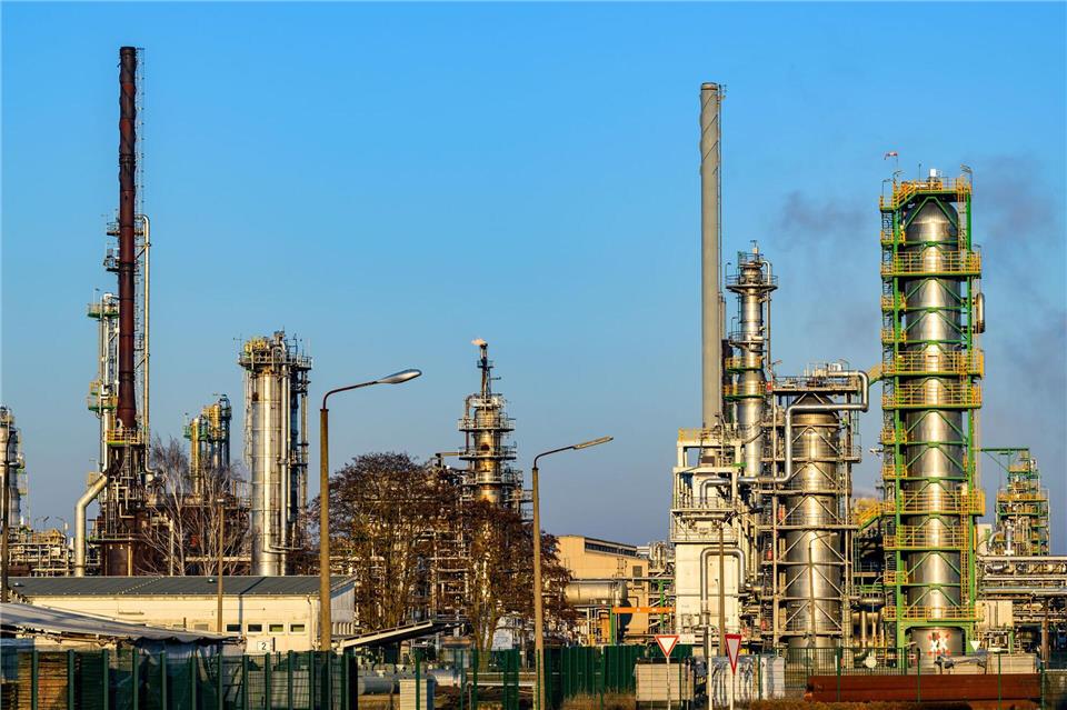 Erleichterung bei der Ölraffinerie PCK im Nordosten Brandenburgs: Die deutschen Rosneft-Töchter sind dauerhaft von den US-Ölsanktionen ausgenommen. (Archivbild)Patrick Pleul/dpa