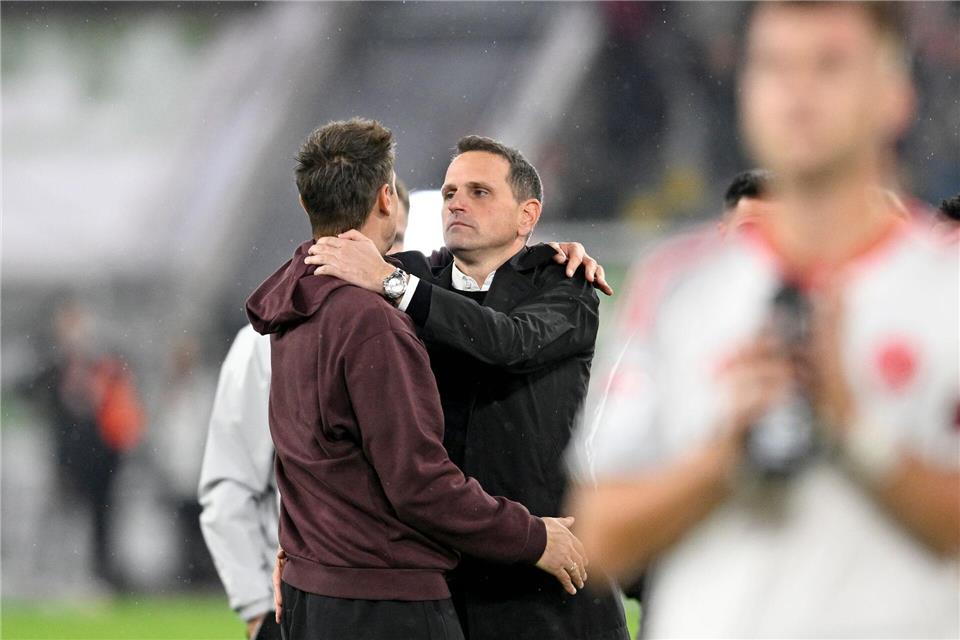 Klose bangt um Taktgeber - „Weiteren Schritt“ gegen Kiel Erleichterung pur: Sportvorstand Joti Chatzialexiou (l) und Trainer Miroslav Klose (l) umarmen sich nach dem Auswärtssieg in Düsseldorf. (Archivbild)Anke Waelischmiller/dpa