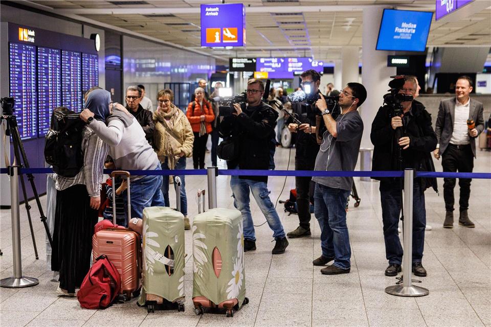 Erleichterung und Umarmungen am Flughafen Frankfurt.Hannes P. Albert/dpa