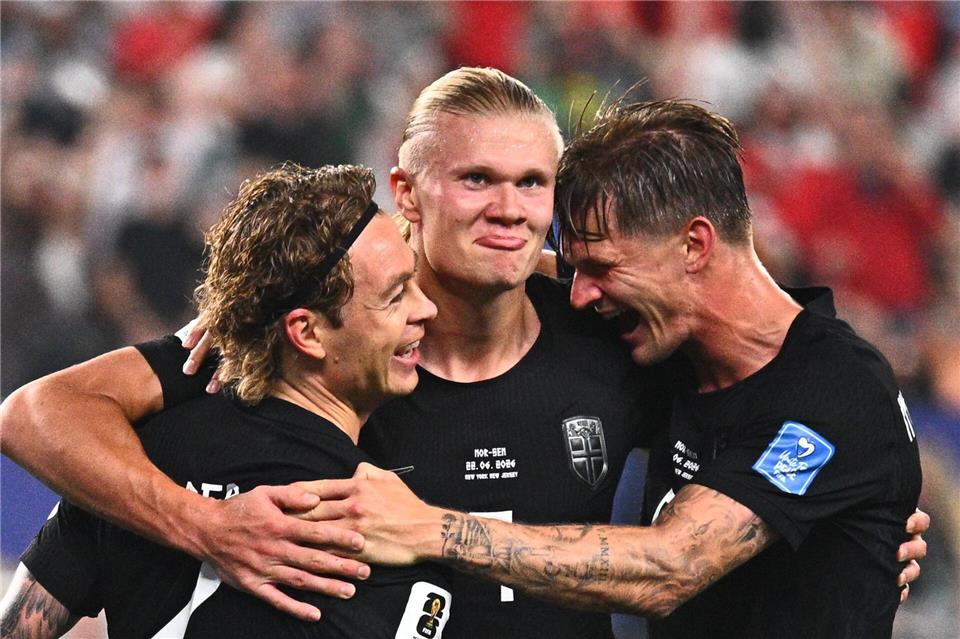 Erling Haaland (M) jubelt nach seinem Tor zum 3:1 mit Patrick Berg und David Möller Wolfe.Tom Weller/dpa