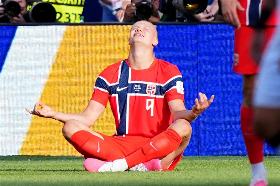 Erling Haaland erlebt einen perfekten Einstand ins WM-Turnier. Martin Meissner/AP/dpa