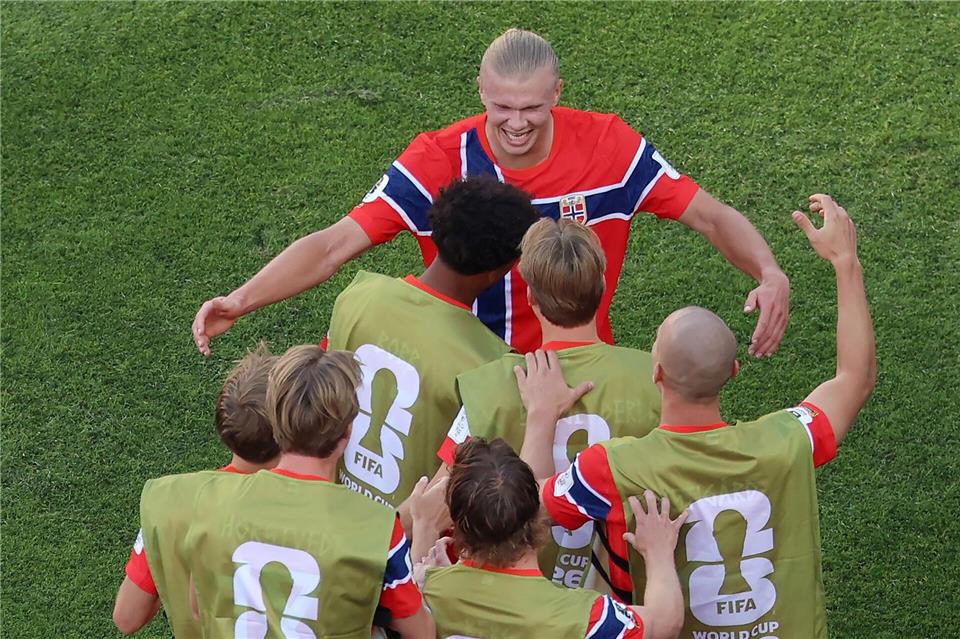 Erling Haaland feiert sein zweites Tor.Mark Stockwell/AP/dpa