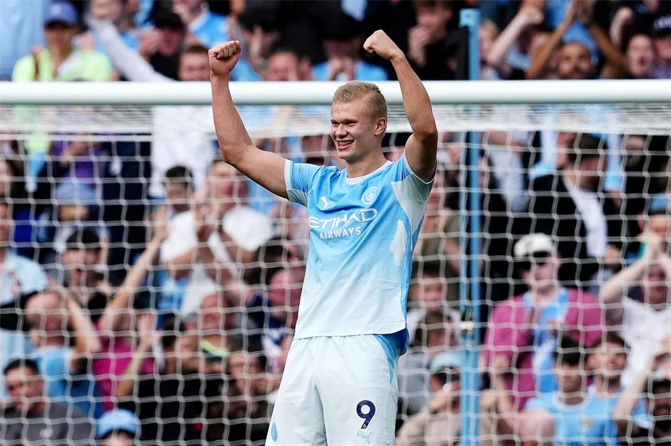 Erling Haaland hat gegen Sunderland gleich doppelten Grund zur Freude. Martin Rickett/PA Wire/dpa