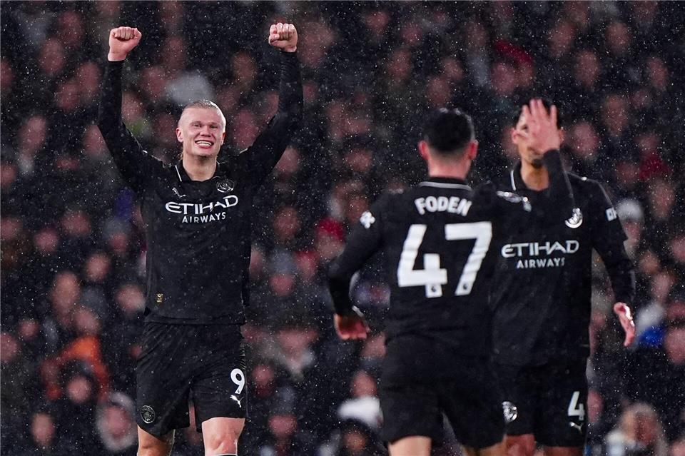 Erling Haaland leitete mit seinem Jubiläumstor den Auswärtssieg von Manchester City beim FC Fulham ein.Bradley Collyer/PA Wire/dpa