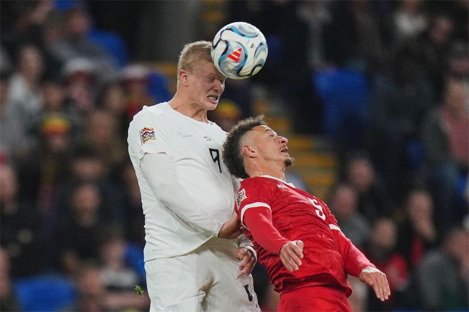 Erling Haaland (links) blieb diesmal ohne Tor. Kin Cheung/AP/dpa