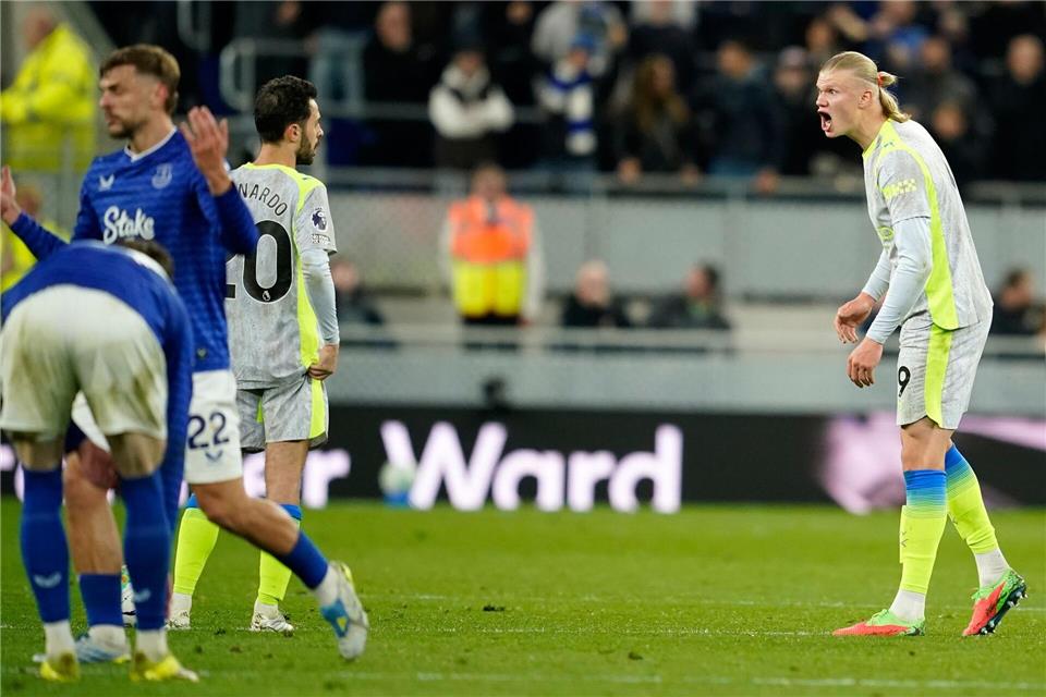 Erling Haaland (r) von Manchester City schreit in Richtung seines Teamkollegen.Dave Thompson/AP/dpa