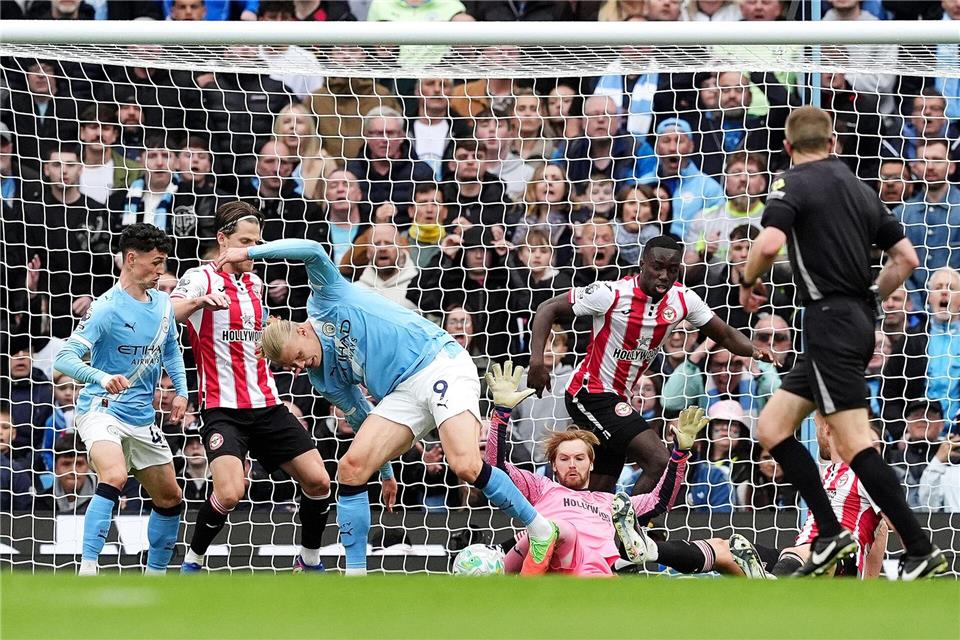 Erling Haaland stocherte den Ball in der 75. Minute mit der Hacke über die Linie.Martin Rickett/PA Wire/dpa