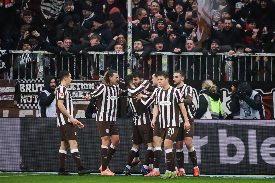 Erlösend: St. Paulis Spieler feiern das 2:0 gegen den VfB.Christian Charisius/dpa