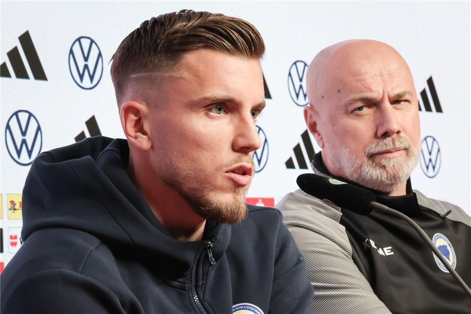Ermedin Demirovic (l) bewundert Nationaltrainer Sergej Barbarez (r) seit seiner Kindheit. (Archivbild)Christian Charisius/dpa