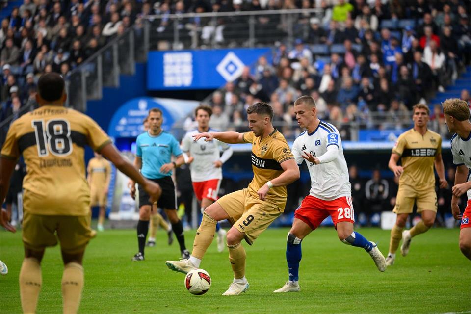 Ermedin Demirovic (l) vergab zwei gute Chancen für den VfB.Gregor Fischer/dpa