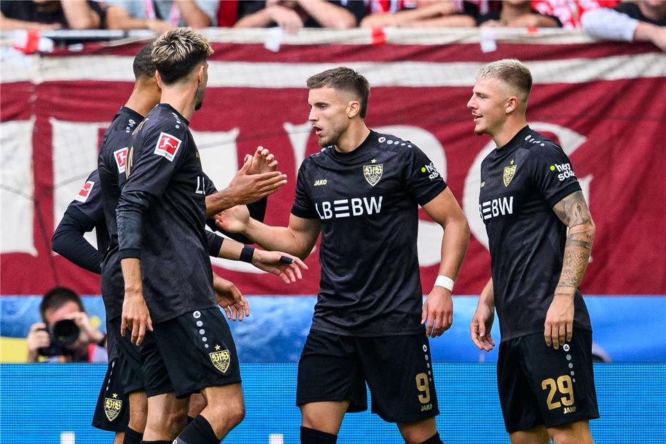 „Einfach zu wenig“ - VfB verlässt Freiburg mit Frust Ermedin Demirovic lässt sich als Torschütze zum 1:0 des VfB feiern.Tom Weller/dpa