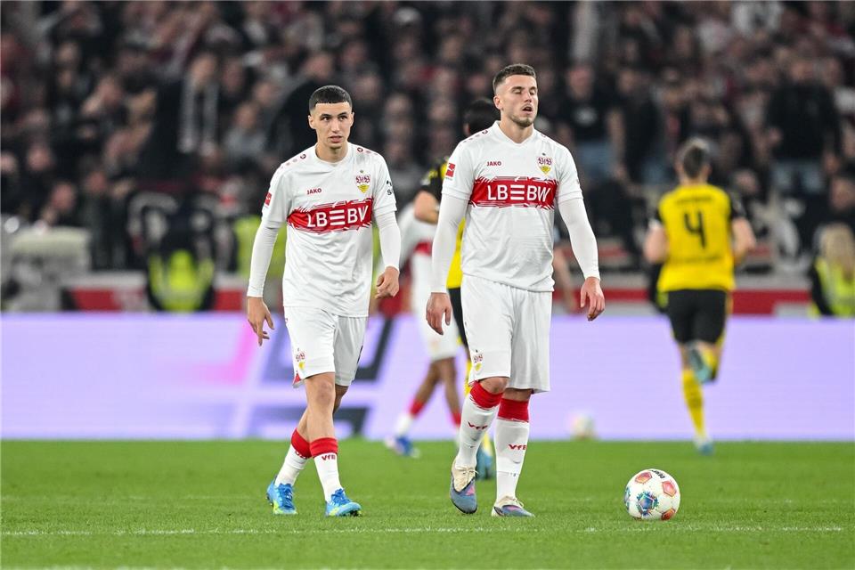 Ermedin Demirovic (r) musste mit dem VfB eine Enttäuschung gegen Dortmund einstecken - über die WM-Qualifikation mit dem Nationalteam ist die Freude enorm.Harry Langer/dpa