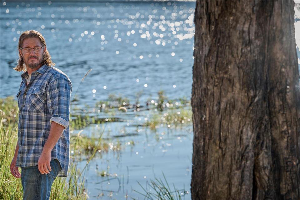 Ermittler James Cormack (Travis Fimmel) in einer Szene aus „Black Snow“. Bei Magenta TV geht die zweite Staffel an den Start.-/Goalpost Television & All3Media International/dpa