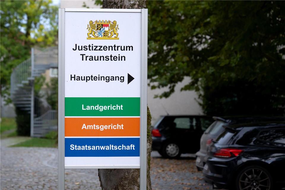Ermittler aus Traunstein waren an der Aktion beteiligt. (Symbolbild)Sven Hoppe/dpa
