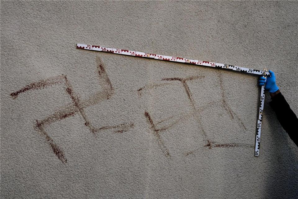 Ermittler bei der Spurensicherung. (Foto-aktuell)Michael Probst/AP/dpa