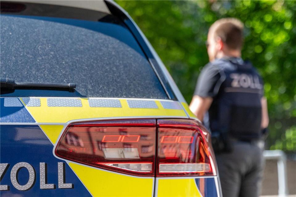 Ermittler des Zollfahndungsamtes sichern bei Durchsuchungen in Bayern Beweismaterial und Wasserpfeifentabak mit mutmaßlich falschen Steuerzeichen. (Symbolbild)Leonie Asendorpf/dpa
