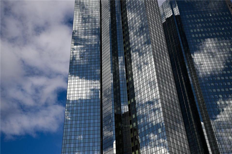 Ermittler durchsuchen Deutsche Bank in Frankfurt. (Archivbild)Arne Dedert/dpa