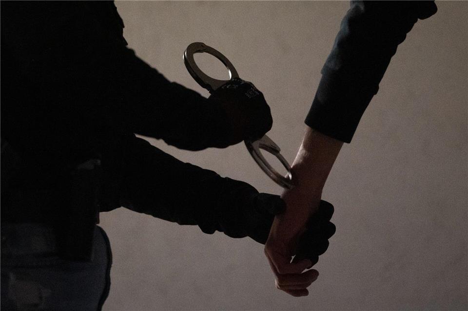 Ermittler nahmen einen Verdächtigen nach einem Messerangriff fest. (Symbolbild)Leonie Asendorpf/dpa