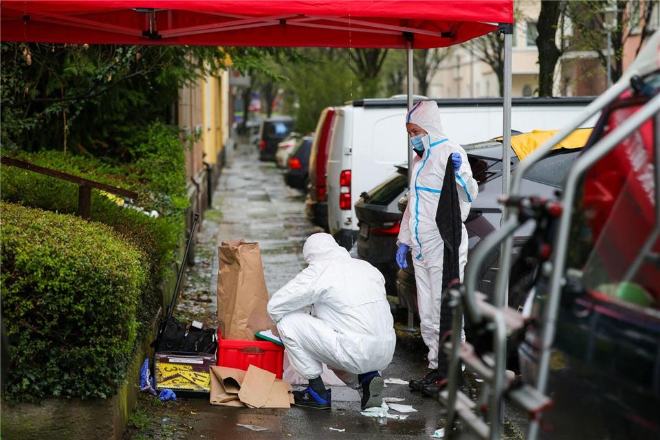 Ermittler sammeln Spuren am Tatort in Witten.Christoph Reichwein/dpa