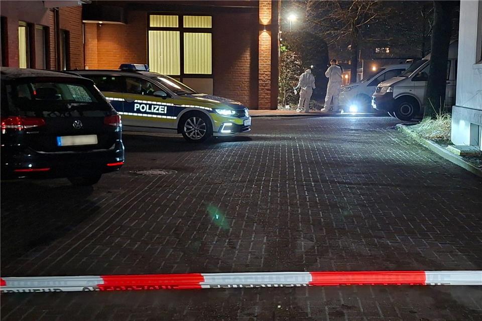 Ermittler suchen nach einem Bankeinbruch nach Spuren.Kai Moorschlatt/dpa