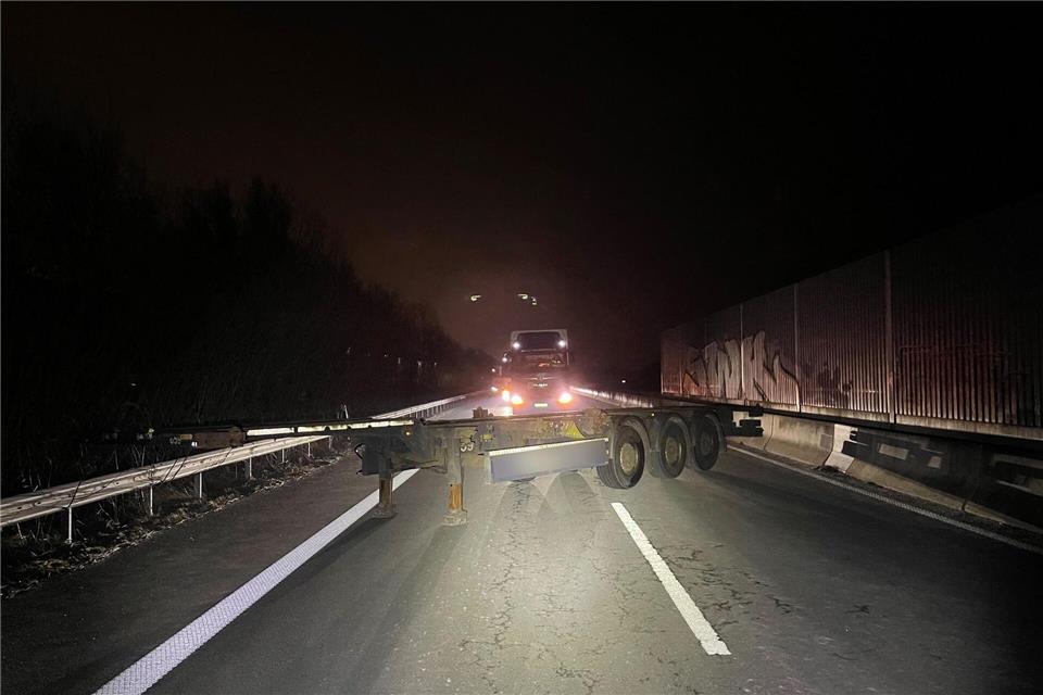 Ermittler suchen nach mutmaßlichen Tätern, die einen Sattelauflieger quer über beide Fahrstreifen gestellt haben.-/Polizei Bremen/dpa