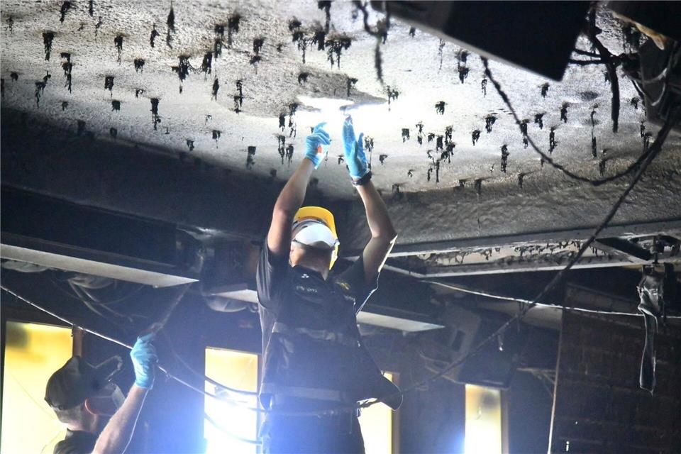 Ermittler suchten nach Hinweisen auf die Ursache des Unglücks.Uncredited/Bangkok Metropolitan Administration via AP/dpa